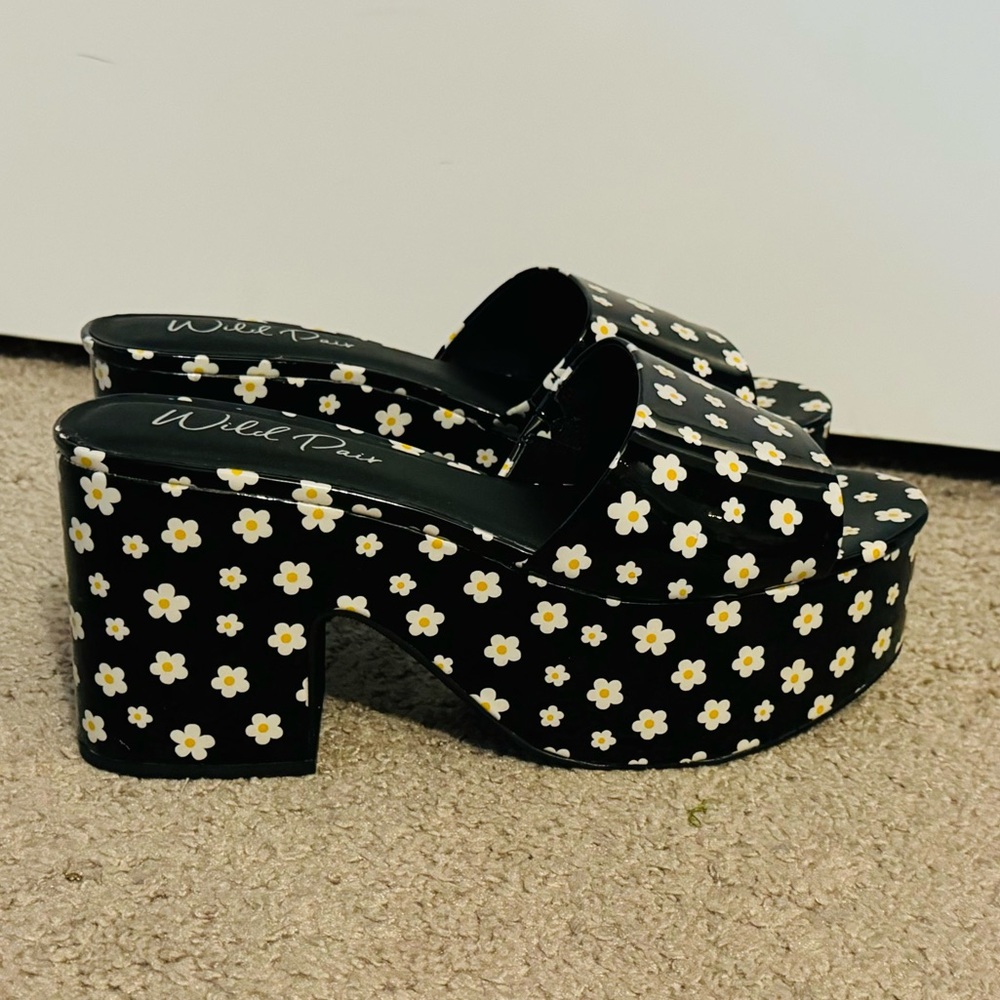 Cool Wild Pair size 10 Melborne black daisy platform slip on sandals new